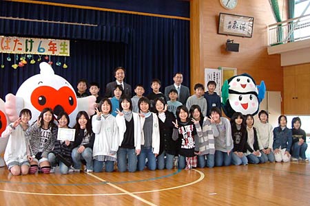 国定市長と新潟国体のマスコット「トッキッキ」と三条市環境マスコット「エコちゃんサンちゃん」の着ぐるみも一緒に森町小6年生と記念撮影