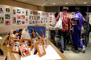 25日まで燕市立図書館で燕市白山町児童館など主催の写真展「『中高生と赤ちゃん交流会』地球のたからもの」