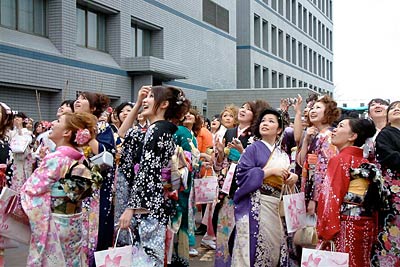 20日行われた平成20年度三条市成人式でバルーンリリースで舞い上がった風船を見上げる新成人たち