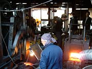 相田合同工場で鍬製造の鍛冶作業を見学