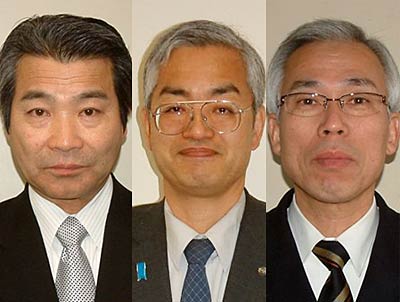 左から総務部長に就く長谷川市民部長、市民部長に昇任する宗村生涯学習課中央公民館長、消防長に昇任する宮崎消防本部次長兼消防署長