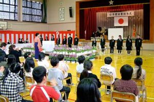三条市内24小学校すべてで卒業式、合わせて1,017人巣立つ