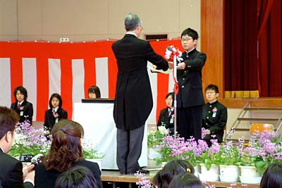 五十嵐校長から卒業証書を受け取る卒業生