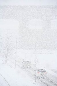 26日朝は季節はずれの猛烈な雪で三条市は35日ぶりに雪積もる