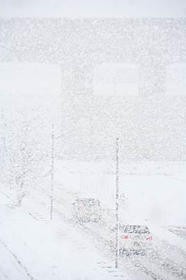 午前11時半ころの三条市上須頃地内、猛烈な勢いで降る雪
