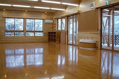 明るく木のぬくもりにあふれた遊戯室
