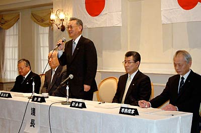 あいさつする渡辺理事長をはじ役員