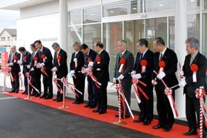 29日行われた県央医師会応急診療所の竣工式のテープカット