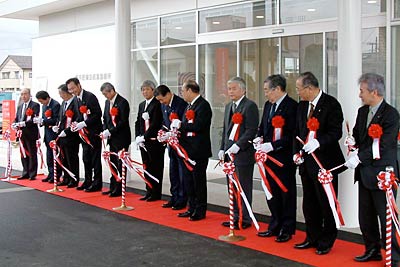 29日行われた県央医師会応急診療所の竣工式のテープカット