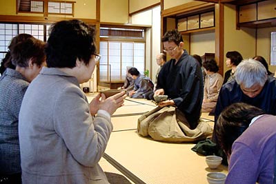 三条市丸井今井邸で開かれた男子茶遊会の第35回市民呈茶席
