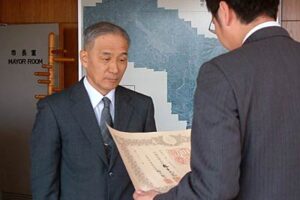 三条市に私有地を寄付した吉川さんに市長から紺綬褒章を伝達