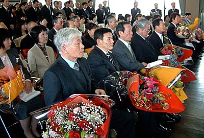 31日行われた三条市の退職者辞令交付式