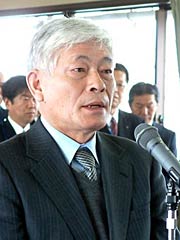 退職者代表で謝辞を述べる吉田實総務部長