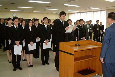 1日行われた燕市の辞令交付式で服務の宣誓を行う新採用職員の白倉さん