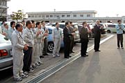 看板撤去式を見守る職員