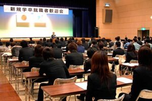燕市で新規学卒就職者歓迎会、燕市内の事業所に就職したばかりの110人が出席