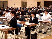 背筋を伸ばしている座る新規学卒者