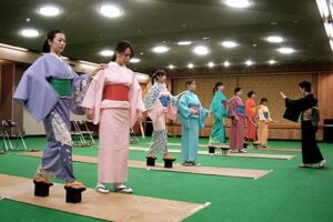 分水おいらん道中のおいらん役に選ばれた4人が歩き方を練習