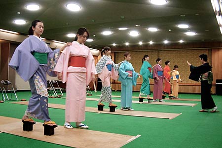 外八文字の歩き方を練習する分水おいらん道中のおいらん役とほうかん役