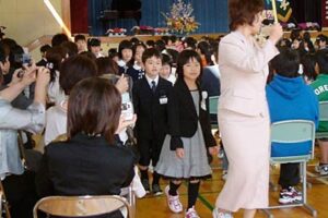 燕市内15小学校すべてで入学式、合わせて722人の新1年生が入学