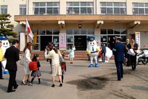 春の全国交通安全運動にあわせて三条市井栗小で春の交通安全運動出発式と新一年生交通安全キャンペーン