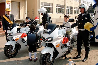 入学式での思わぬ白バイとの遭遇に新1年生は大喜び