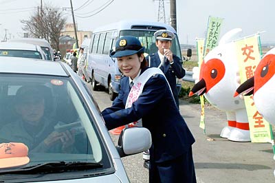 分水おいらん道中のおいらん役も参加して燕市分水地区の国道116号で行われた交通安全街頭指導