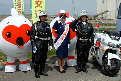 染井吉野太夫と白バイ隊員、トッキッキで記念写真
