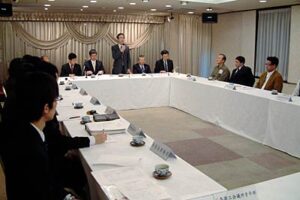 5月15日の本番を5週間後に三条祭り若衆会が大名行列連絡会議、大名行列の傘鉾の順番を後方に変更