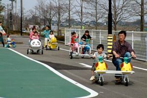 12日にプレオープンイベントが行われた三条市の子育て拠点施設「すまいるランド」の「自転車ひろば」