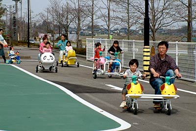 12日にプレオープンイベントが行われた三条市の子育て拠点施設「すまいるランド」の「自転車ひろば」