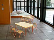 小さなテーブルといすが並ぶラウンジ