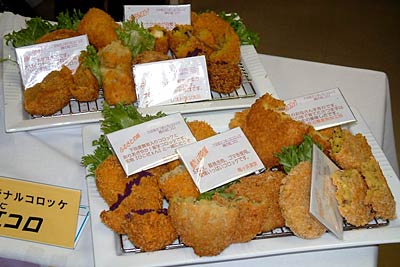 各店が開発したさまざまな「越の紅コロ」