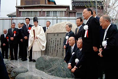 記念碑を囲んで記念撮影