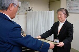 振り込め詐欺の被害を防いだ燕・国上郵便局に燕署が感謝状