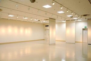 知る人ぞ知る燕市文化会館2階展示ホールが本格的なギャラリー機能を備えてリニューアルオープン