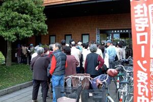 「ひめさゆり商品券」の発売時には長蛇の列ができた三条信用金庫本店