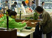 「ひめさゆり商品」を販売する職員