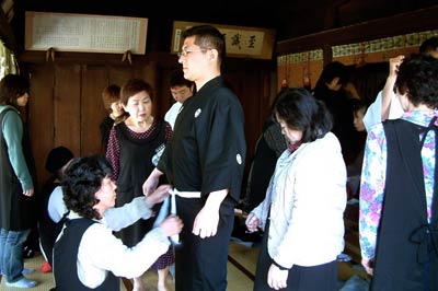 29日行われた三条まつり若衆会の着付けの練習