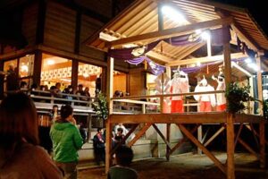 28日夜、神明宮で春祭りの一足早い宵宮、「三条神楽」の太々神楽を奉納