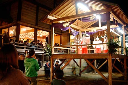 28日夜、八幡宮で行われた春祭り宵宮の神事と太々神楽