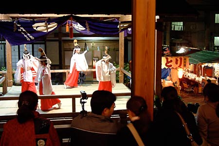 神明宮の拝殿からも見学
