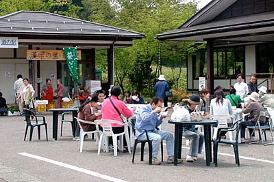 行楽客でにぎわう漢学の里しただ「庭月庵悟空」