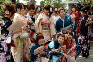 「憲法記念日」の加茂市成人式で379人のはたちの門出を祝う