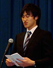 新成人代表で20歳の誓いを述べる知野さん