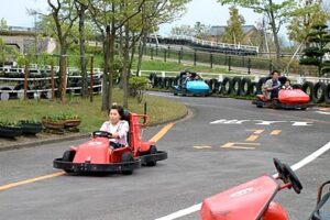 子どもたちの歓声が響いた燕市交通公園のゴーカート