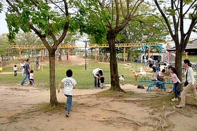 親子連れでにぎわう燕市交通公園
