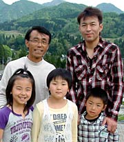 棚田で「北五百川棚田を愛する会」の佐野さん一家