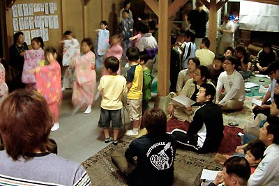 燕市・戸隠神社の春季祭礼に向けて「おたまさん」の踊りの練習や準備を進める木場小路万灯組