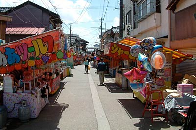 露店が並ぶ八幡宮参道
